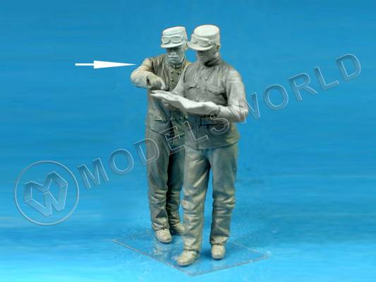 Фигура члена экипажа бельгийского бронеавтомобиля, проверяющий карту. Масштаб 1:35