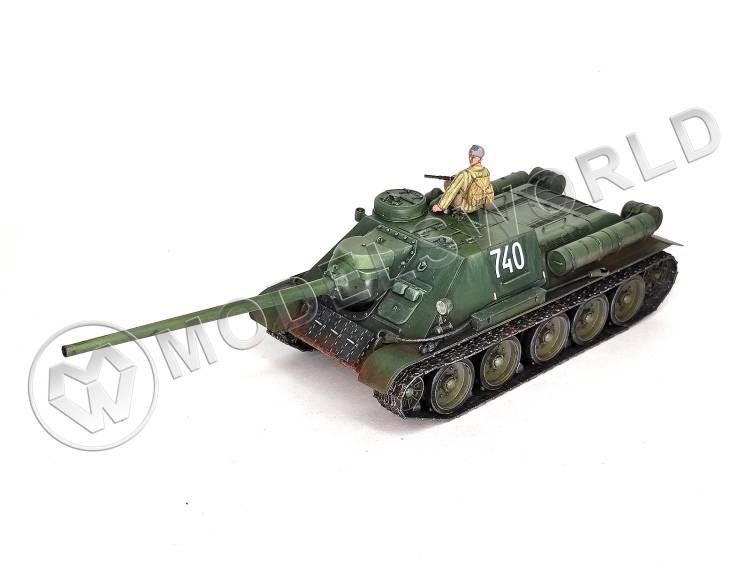 Готовая модель Советская ПТ САУ Су-100 с пехотинцем в масштабе 1:35 - фото 1